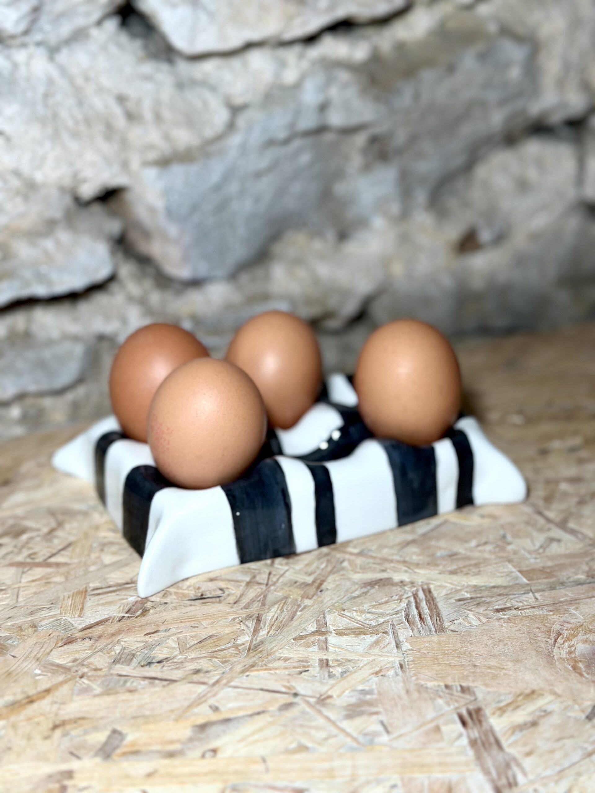 Support noir et blanc pour 6 œufs