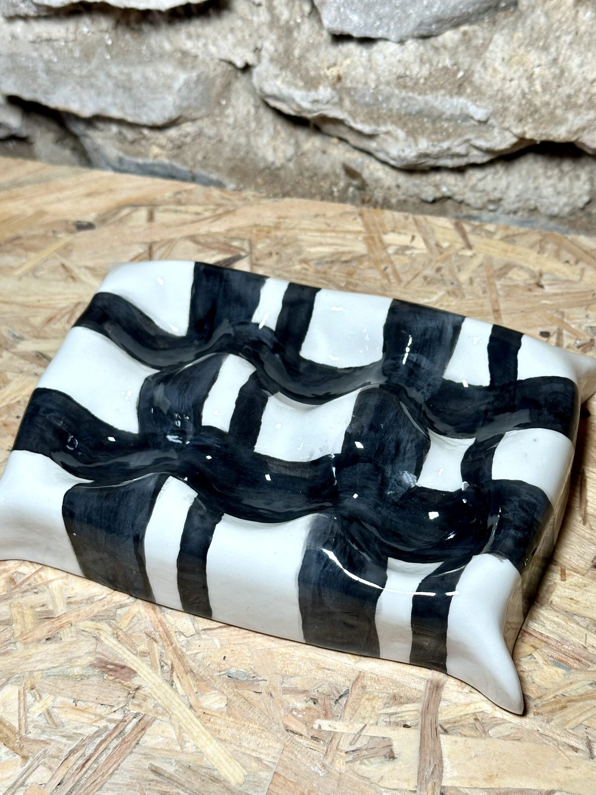 Support noir et blanc pour 6 œufs – Image 3