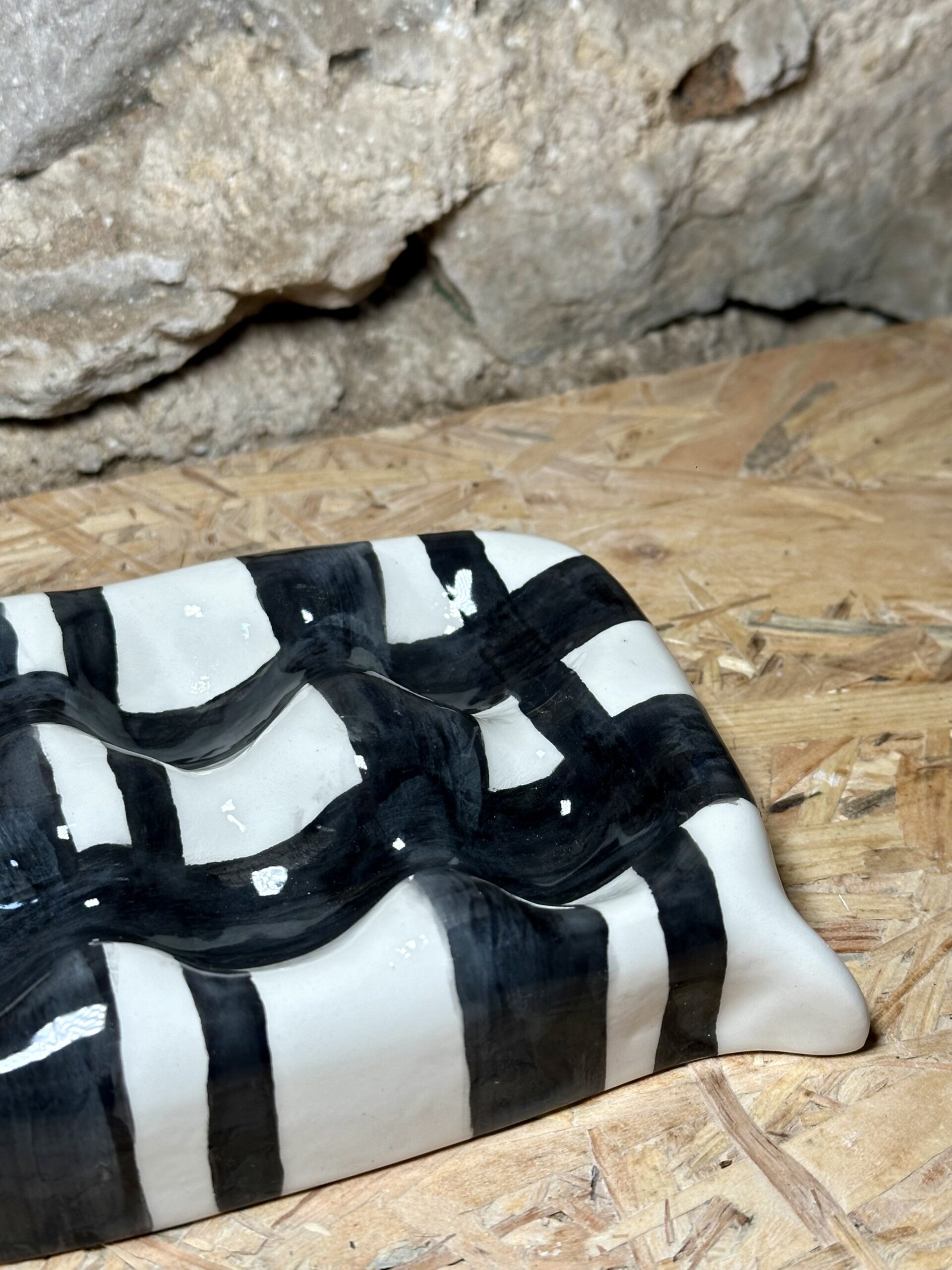 Support noir et blanc pour 6 œufs – Image 2