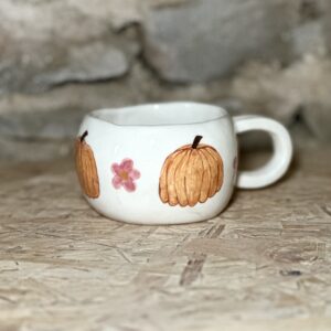 Tasse motif fleurs et citrouilles